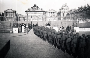 Colonne de soldats allemands passant la Grille d’Honneur