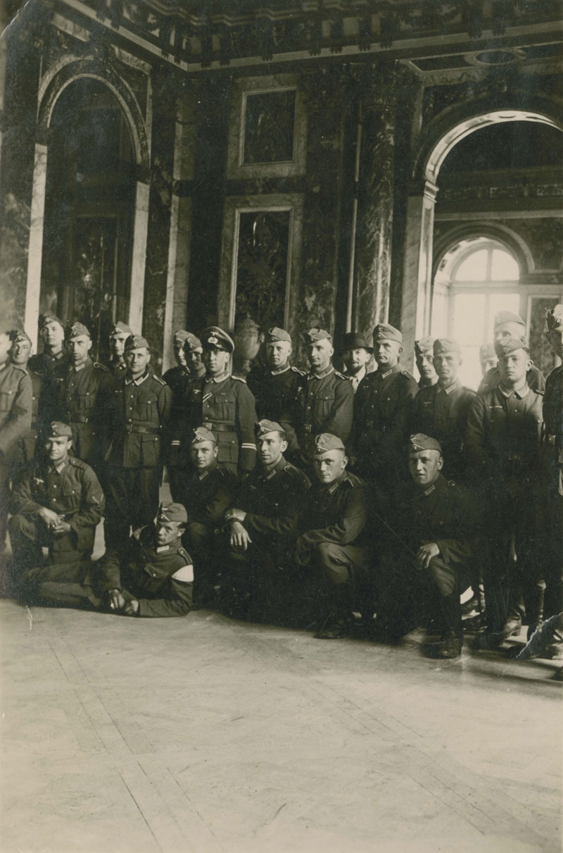 Officiers et soldats allemands posant dans la galerie des Glaces