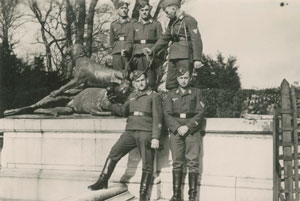 Soldats allemands posant dans les jardins du château