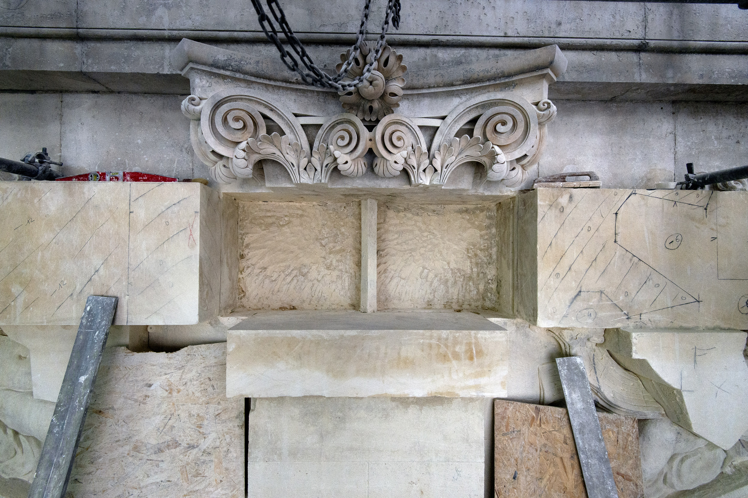 Installation of stone blocks | Palace of Versailles