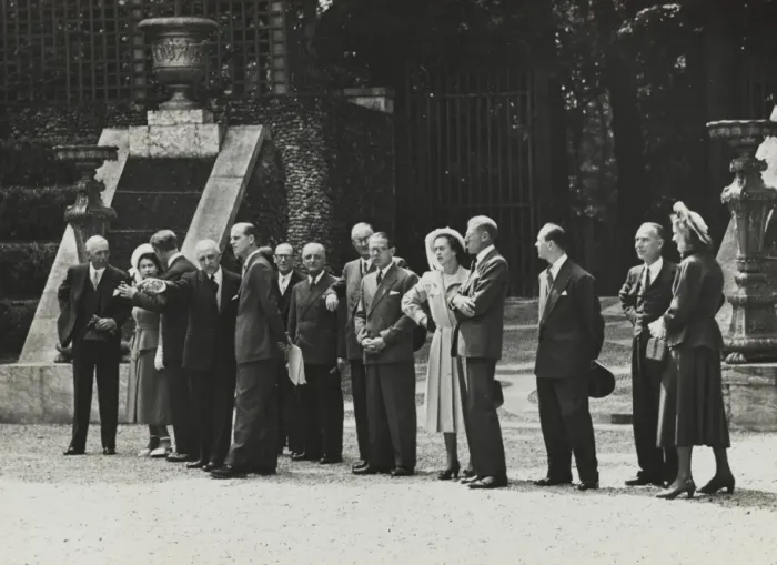 Visit by Queen Elizabeth II in the grove of the ballroom