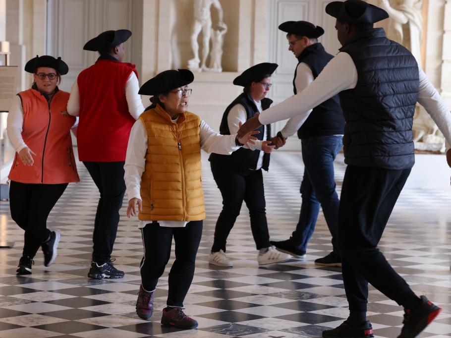 Danse réalisée dans la galerie basse du corps centrale.