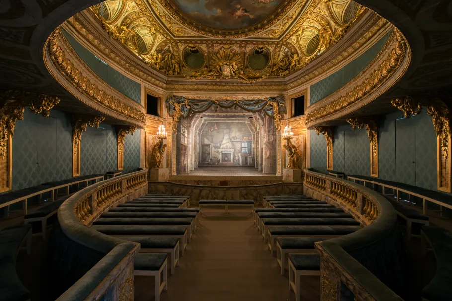 Queen's Theater