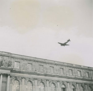 Avion survolant le château