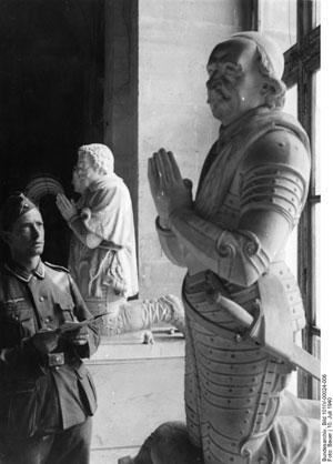 Soldat allemand muni de son guide de visite