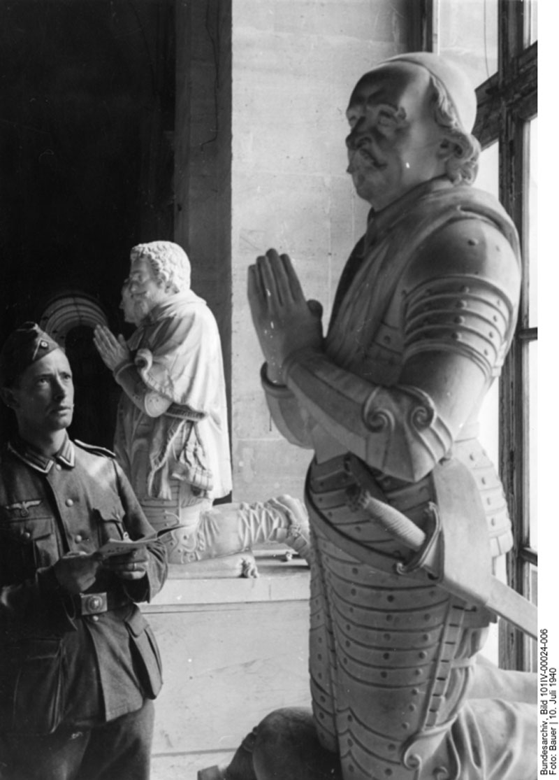 Soldat allemand muni de son guide de visite