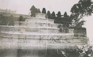 Soldats allemands assis sur le bassin de Latone