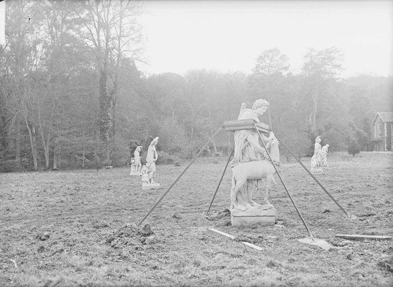 Statues du parc de Versailles entreposées dans le parc des Vaux de Cernay