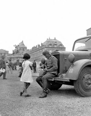 Une jeune vendeuse et un soldat allemand