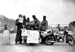 Civil français vendant des journaux allemands