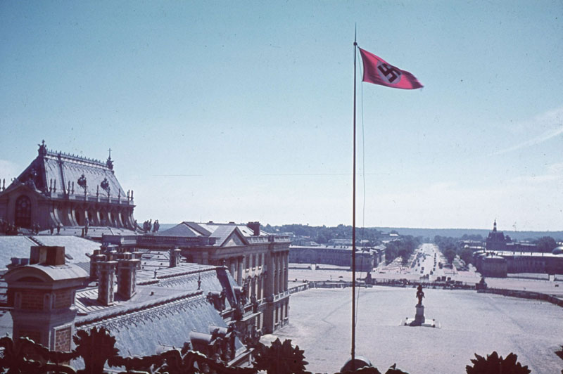 Le drapeau nazi flotte sur le château
