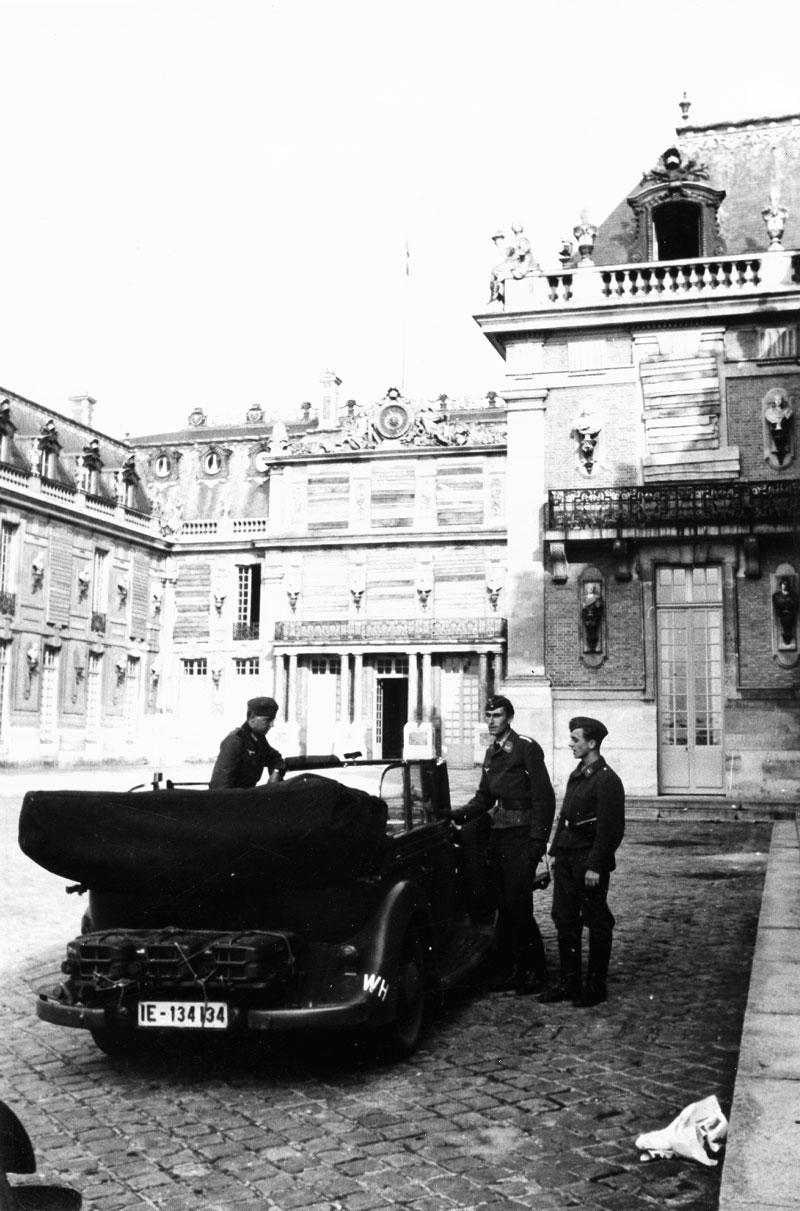 Groupe de soldats allemands au pied du château