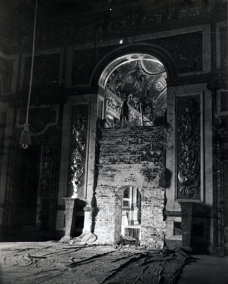 Cloisons coupe-feu aux extrémités de la galerie des Glaces