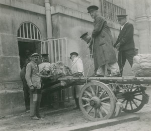 Déplacement d’œuvres d’art dans les sous-sols du Grand Trianon