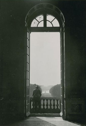 Soldat allemand dans la galerie des Glaces